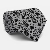 Cravate Motif Feuille tombé noir sur gris (Roulé)