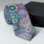 Cravate Motif floral coloré - violet<br><div class="desc">Un motif floral éclatant dans les bleus et les violets.</div>