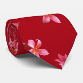 Cravate Motif floral tropical rouge Plumeria rose (Roulé)