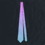 Cravate Motif géométrique blanc sur violet et bleu<br><div class="desc">Motif blanc vintage en tuiles géométriques sur un arrière - plan violet et bleu ombre.</div>