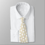 Cravate Motif Gold Art Déco en blanc<br><div class="desc">Cet élégant design présente une belle motif géométrique Art Déco dorée sur un arrière - plan blanc.</div>