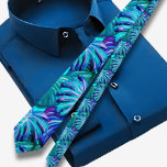 Cravate Motif hawaïen bleu tropical<br><div class="desc">La cravate pour hommes de la presse hawaiienne présente une magnifique illustration de feuilles tropicaux dans une envoûtante ombre de paon. Cette combinaison de couleurs unique ajoute une touche d'intrigue et de sophistication à la cravate, ce qui en fait un accessoire exceptionnel pour toutes les occasions. L'ombre du paon, aux...</div>