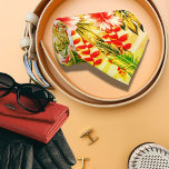 Cravate Motif hawaïen jaune tropical<br><div class="desc">La cravate pour hommes d'imprimerie hawaïenne présente un éventail captivant de feuilles tropicaux colorés dans son design. L'illustration vibrante de la cravate saisit la beauté luxuriante et exotique des îles Hawaiiennes, apportant un éclat de flair tropical à toute tenue. Les feuilles et les fleurs de la cravate sont assortis de...</div>