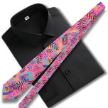 Cravate Motif hawaïen rose rétro<br><div class="desc">Le cravate de la maison d'édition hawaïenne présente une base de couleurs roses élégantes ornée d'une illustration captivante de feuilles tropicaux noirs et colorés. La base rose ajoute une touche de vitalité et de lucidité à la cravate, créant un contraste visuel saisissant par rapport au design des feuilles tropicales. L'illustration...</div>