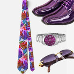 Cravate Motif hawaïen tropical violet<br><div class="desc">La cravate pour hommes de la presse hawaiienne présente une magnifique illustration de feuilles tropicaux dans une envoûtante ombre de paon. Cette combinaison de couleurs unique ajoute une touche d'intrigue et de sophistication à la cravate, ce qui en fait un accessoire exceptionnel pour toutes les occasions. L'ombre du paon, aux...</div>