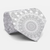 Cravate Motif Mandala Argent Élégant (Roulé)