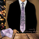 Cravate Motif noir violet<br><div class="desc">Découvrez cette belle cravate faite avec un motif étoilé violet, noir et blanc. Ce motif dégradé fait une cravate branchée intéressante et pourrait être un grand cadeau pour lui.</div>