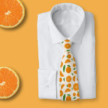Cravate Motif orange<br><div class="desc">Une cravate avec une tranche, une demi-tranche et une motif orange, pour les amateurs d'agrumes. Il pourrait rajouter une touche de fraîcheur quand vous allez au travail !</div>