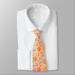 Cravate Motif orange d'aquarelle d'amusement de fruit<br><div class="desc">C'est un motif des oranges de différents angles. Les oranges ont été colorées dans l'aquarelle. Conception d'amusement avec l'arrière - plan rose.</div>