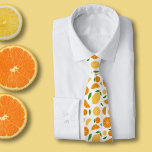 Cravate Motif orange et citron blanc<br><div class="desc">Une cravate blanche en tranche,  mi-blanche et motif pleine orange et citron,  pour les amateurs d'agrumes. Cela pourrait rajouter une touche de fraîcheur au travail !</div>