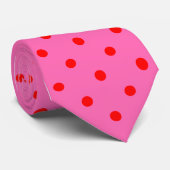 Cravate Motif Pois rouge classique sur rose chaud (Roulé)