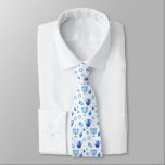 Cravate Motif tendance du Festival Hanoukka Blue Doodle<br><div class="desc">Design cravate avec Happy Hanoukka Party Belle Décoration Bleue, Fête Juive, symboles ornement festif. arrière - plan bleu marine Hanoukka avec les symboles traditionnels de Chanoukah - dandelles en bois (dessus filant), beignets, menorah en or, bougies, étoile de David et lumières brillantes doodle motif. Décoration de l'événement du Festival Hanoukka....</div>