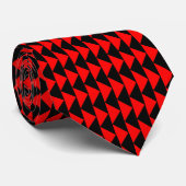 Cravate Motif triangulaire - Noir sur Rouge (Roulé)
