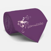 Cravate Namaste rose avec défilement et tourbillons (Roulé)