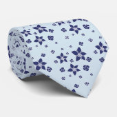 Cravate Navy Blue Flowers on à Soft Blue Background Design (Roulé)