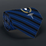 Cravate Navy de coeur du cardiologue | de docteur<br><div class="desc">Une marine a barré la cravate personnalisée travaillée pour le cardiologue du docteur | de coeur et avec le vôtre ou le monogramme de votre destinataire de cadeau à l'intérieur d'une guirlande de feuille d'or de faux.</div>