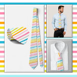 Cravate NECKTIE - Des rayures dans un arc-en-ciel de coule<br><div class="desc">Une image avec des rayures de plusieurs couleurs arc-en-ciel est présentée sur cette jolie cravate pour hommes (chemise et modèle non inclus). L'image couvre l'avant et l'arrière de la cravate. ► Il ne peut pas être retiré ou remplacé de l'avant (voir NOTE ci-dessous) mais peut être repositionné pour un aspect...</div>