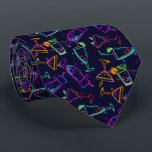 Cravate Neon Happy Hour Fifties Cocktails sur Black<br><div class="desc">Faites une déclaration ! Un motif rétro moderne de néon rose chaud, vert citron, orange, turquoise et vert citron, boissons et cocktails sur arrière - plan noir. ce cravate masculin est cool pour le bureau, une nuit en ville, un mariage, votre propre cérémonie de mariage, pour le marié ou les...</div>