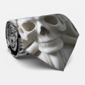 Cravate noire de Skulled avec des crânes et des os (Roulé)