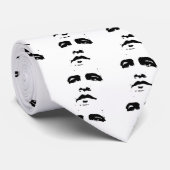 Cravate Obama font face au T-shirt (Roulé)