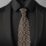 Cravate Or De Frotling Sur Motif Saphire<br><div class="desc">Faites une déclaration audacieuse et raffinée avec le Swirling Gold sur Sapphire Motif Necktie, un accessoire exquis qui allie luxe et sophistication artistique. Dotée d'élégantes tourbillons dorés contre un arrière - plan bleu saphir profond, cette cravate dégage un charme royal et un style intemporel. Parfait pour les événements formels, les...</div>