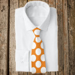 Cravate Orange avec Pois blancs Retro<br><div class="desc">C'est une belle cravate personnalisée qui ferait ressortir n'importe quelle tenue.</div>