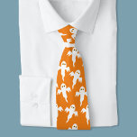 Cravate Orange d'Halloween fantôme<br><div class="desc">Beaucoup de petits fantômes blancs sur un arrière - plan orange. Un motif amusant pour ceux qui aiment les choses mignonnes et éffrayantes. Particulièrement amusant pour Halloween. Art original de Nic Squirrell.</div>