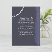 Cravate ou Pearl Genre Revela Party Invitation (Debout devant)
