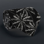 Cravate Palmiers blancs tropicaux sur Arrière - plan noir<br><div class="desc">Motif de collage moderne de palmiers blancs dessinés sur un arrière - plan noir, le cravate de cet homme est cool pour le bureau, une nuit en ville, un mariage, votre propre cérémonie de mariage, pour le marié ou les groommestres ou donner en cadeau à votre mari, père, frère ou...</div>