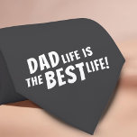 Cravate Papa Life est la meilleure vie Citation père<br><div class="desc">Papa Life est le cravate de la Citation Père de la meilleure vie. Cette cravate est le cadeau parfait pour tout papa qui sait qu'être père est la meilleure chose qui lui soit arrivée. Le design comporte la citation "La vie papa est la meilleure vie" en lettres en gras qui...</div>