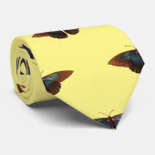 Cravate Papillon sur Arrière - plan jaune (Roulé)