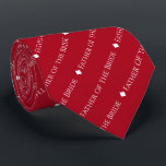 Cravate Père de la mariée répéter le texte blanc sur le ro<br><div class="desc">Ce cravate rouge est l'accessoire parfait pour le père de la mariée à votre mariage. Il présente un design de texte simple mais élégant avec le mot "Père de la Mariée" écrit dans une police blanche sophistiquée tout en majuscules. De petits diamants séparent le texte, donnant à la cravate un...</div>