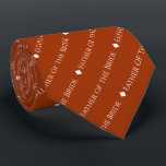 Cravate Père de la mariée Texte répété sur rouille orange<br><div class="desc">Ce cravate couleur rouille orange ou rouge brûlé est l'accessoire parfait pour le père de la mariée à votre mariage. Il présente un design de texte simple mais élégant avec le mot "Père de la Mariée" écrit dans une police blanche sophistiquée tout en majuscules. De petits diamants séparent le texte,...</div>