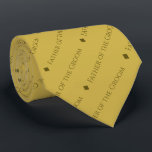 Cravate Père de la pièce Texte répétitif Élégant Or<br><div class="desc">Ce cravate en or amusant est l'accessoire parfait pour le père du marié à votre mariage. Il présente un design simple mais élégant avec le mot "Père de la chambre" écrit dans une police de majuscules sophistiquée, et se répétant dans un motif en diagonale avec séparateurs de losange. Une façon...</div>
