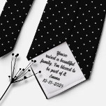 Cravate Père en droit Don de la mariée<br><div class="desc">Le jour de votre mariage, rappelez-vous avec votre beau-père de l'adorable message en lui donnant cette cravate personnalisée du beau-père de la mariée avec un message personnalisé et votre date de mariage. Entrez le nom et la date à imprimer dans une section customisée. Alternativement, surprenez-le avec ce geste doux comme...</div>
