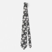 Cravate Perles blanches dans des fleurs sur fond noir (Devant)