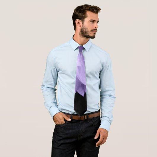 Cravate Pétales de fleurs violettes Ultra violet noir (En situation)