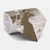 Cravate Photo Portrait d'une fille qui tient un fusil, c19 (Roulé)