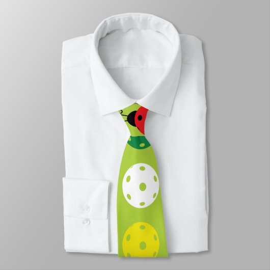 Cravate Pickleball ladybugs et pickleballs sur vert frais (Attaché)