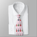 Cravate Pink Christmas Ski Lift Illustration Skier<br><div class="desc">Ski de Noël rouge et drôle. Un cadeau sur le thème du ski moderne pour lui et elle. Motif d'illustration de télécabine de retro pour skieurs,  snowboarders. Snowboard,  ski,  cadeaux skis</div>