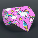 Cravate Pink Kitschy glittery drôle licorne et chaton<br><div class="desc">Caricature rose Kitschy drôle de licorne et kitty dessin sur un arrière - plan rose vif avec arcs-en-ciel,  glaces et beignets</div>