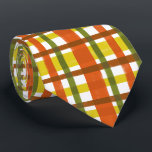 Cravate Plaid les années 70 orange jaune<br><div class="desc">Ce design original et branché, d'inspiration les années 70, a été conçu pour ressembler à des années 70 super ou à la fin des années 60, revêtu d'une couche vintage dans les tons orange, jaune or, vert mousse et marron rouge sur le blanc. Le motif sans soudure à damiers un...</div>