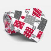 Cravate Pneuka rouge gris patchwork sur arrière - plan bla (Roulé)