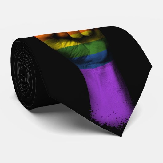 Cravate Poing serré augmenté avec le drapeau d'arc-en-ciel (Roulé)