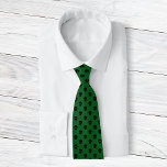 Cravate Points cool de crâne noir vert foncé Motif Mens<br><div class="desc">Ce motif pois cool est composé de crânes noirs sur un arrière - plan vert chasseur et sombre.</div>