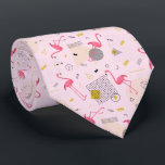 Cravate Points et diamants des Flamants roses rétro en ros<br><div class="desc">Impression abstraite moderne de flamants roses chauds tropicaux, points noirs et or, squiggles, triangles, cercles, rayures et couronnes sur un arrière - plan rose bébé, le cravate de cet homme est cool pour le bureau, une nuit en ville, un mariage, votre propre cérémonie de mariage, pour le marié ou les...</div>