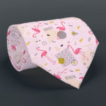 Cravate Points et diamants des Flamants roses rétro en ros<br><div class="desc">Impression abstraite moderne de flamants roses chauds tropicaux, points noirs et or, squiggles, triangles, cercles, rayures et couronnes sur un arrière - plan rose bébé, le cravate de cet homme est cool pour le bureau, une nuit en ville, un mariage, votre propre cérémonie de mariage, pour le marié ou les...</div>