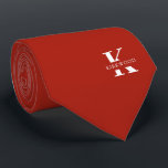 Cravate Pomme rouge Élégant Monogramme   Nom | Sur un côté<br><div class="desc">Une élégante cravate à un côté avec un monogramme blanc audacieux sur un arrière - plan Apple Red. En plus de ce monogramme est inscrit votre prénom ou nom de famille dans toutes les capitales. Si vous préférez un look plus audacieux pour le nom personnel à l'intérieur de la grande...</div>