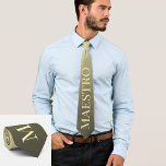 Cravate pour chefs d'orchestre et maestros<br><div class="desc">Cette élégante cravate personnalisée présente le mot "maestro" en jaune clair sur fond de dégradé doré. Cadeau idéal pour les chefs d'orchestre ou autres maestros, cette cravate noire classique peut être un accessoire sophistiqué pour les maestros. Il s'agit d'un ajout polyvalent et contemporain à la tenue formelle ou décontractée, offrant...</div>