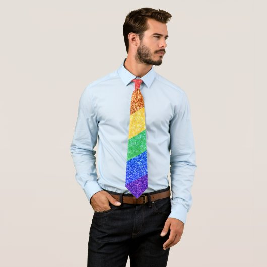 Cravate Pride LGBTQA+ arc-en-ciel (En situation)